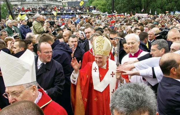 Ponad 300 tys. wiernych przyszło na Mszę św. sprawowaną przez Benedykta XVI na pl. Piłsudskiego