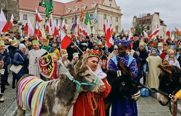 W Świdnicy Orszak Trzech Króli przeszedł ulicami miasta po raz dwunasty