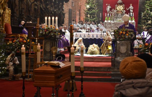 Homilię pogrzebową wygłosił bp Ignacy Dec, bp senior diecezji świdnickiej