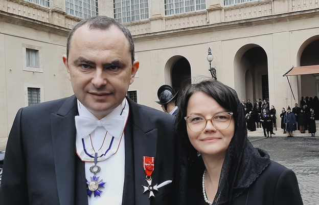 Adam Kwiatkowski z małżonką Urszulą na dziedzińcu św. Damazego w Watykanie
