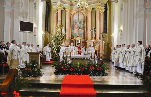 Główny ołtarz poświęcony Trójcy Św.