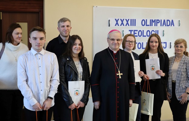 Laureaci i finaliści diecezjalnego etapu XXXIII Olimpiady Teologii Katolickiej z biskupem