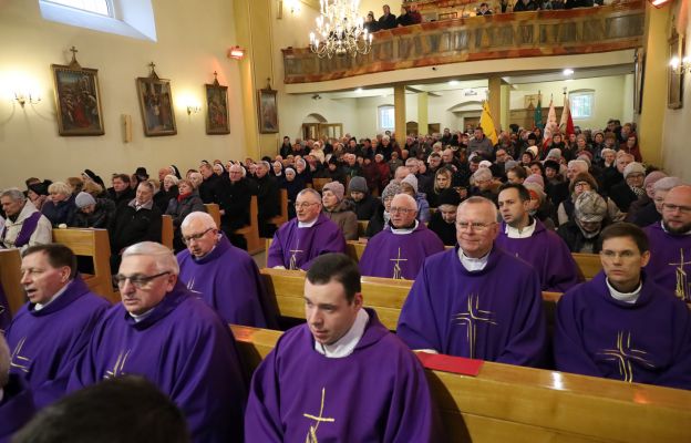 Kościół św. Katarzyny wypełniony był kapłanami oraz licznie przybyłymi wiernymi