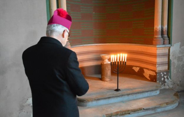 Biskup legnicki odwiedził żydowski dom modlitwy