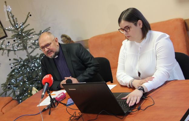 O działaniach diecezjalnej Caritas ze środków z 1% za 2021 rok. opowiedzieli ks. Stanisław Podfigórny i Dominika Łapucha 