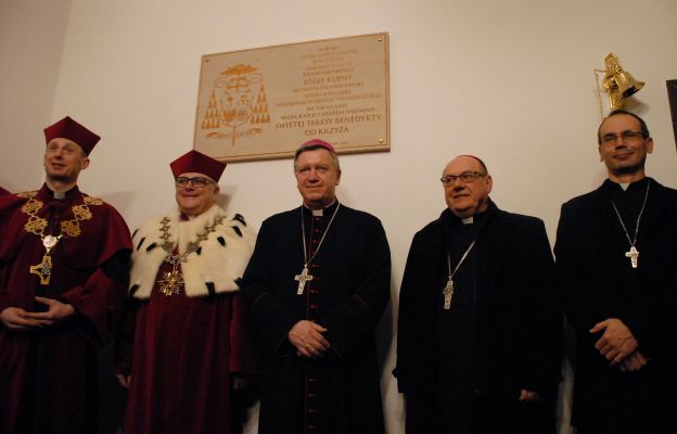 Na zakończenie uroczystości w kaplicy PWT odsłonięto tablicę upamiętniającą nadanie jej imienia św. Teresy Benedykty od Krzyża.
