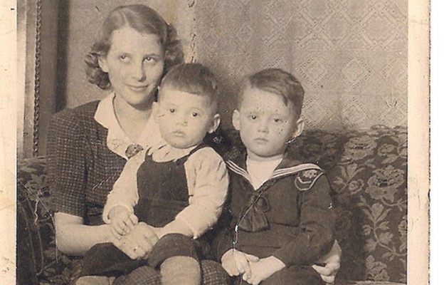 Halina Ledóchowska z synami, Włodzimierzem (na kolanach) i Henrykiem, w 1947 r.