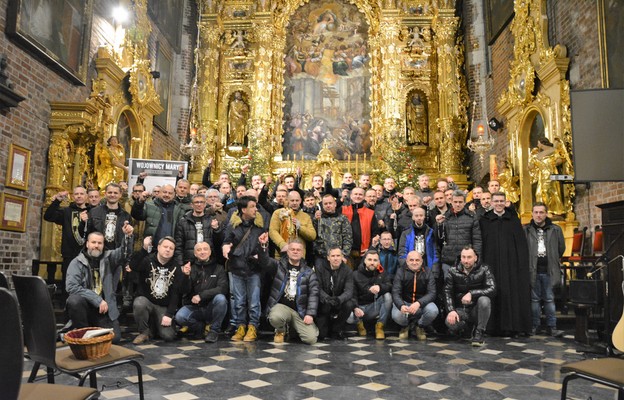 Pamiątkowa fotografia Wojowników Maryi z ks. Wiktorem Ruszlewiczem