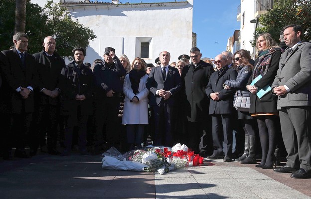 Hiszpańska minister transportu, Raquel Sanchez upamiętnia minutą ciszy ofiary ataku nożem w Algeciras.