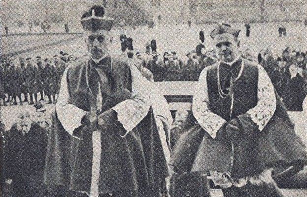 Biskup Antoni Jacek Zimniak (z lewej) wchodzi do katedry w dniu swojej konsekracji