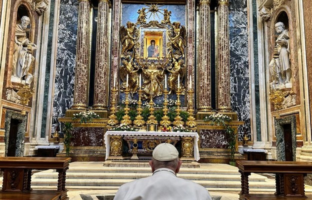 Franciszek zawierzył Matce Bożej swą podróż do Afryki