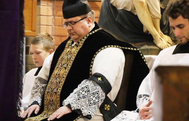 Ks. Julian Nastałek podczas Mszy świętej trydenckiej w intencji zmarłego papieża Benedykta XVI