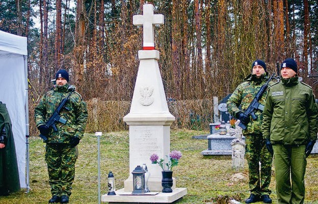 Przy pomniku na cmentarzu w Hrebennem