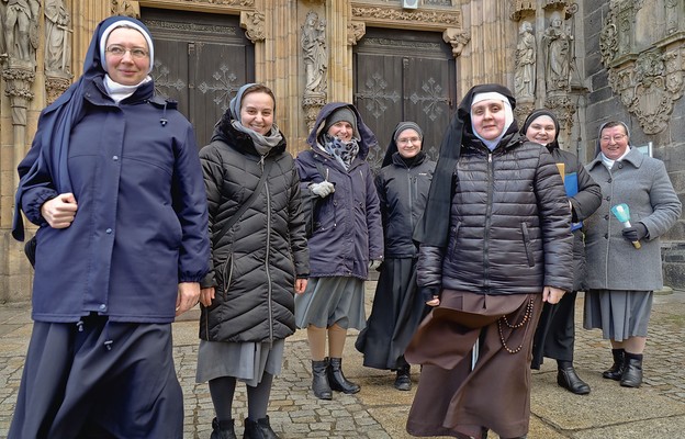 Siostry zakonne z różnych zgromadzeń przed katedrą świdnicką