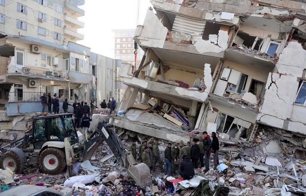 Ratownicy przeszukują gruzy zawalonego budynku w mieście Kahramanmaras, południowo-wschodnia Turcja