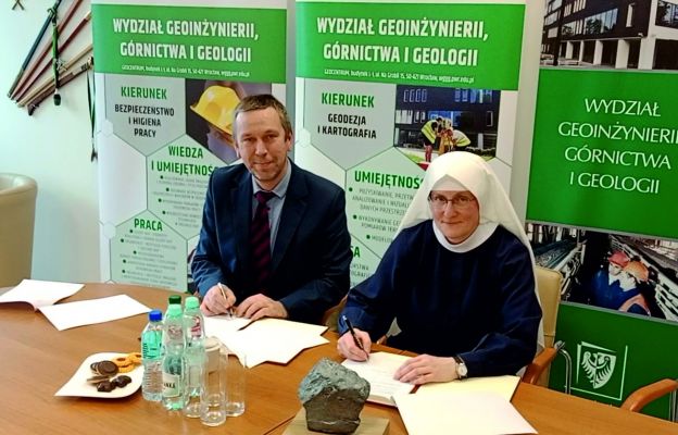 Siostra Dorotea Milewska i prof. Radosław Zimroz 