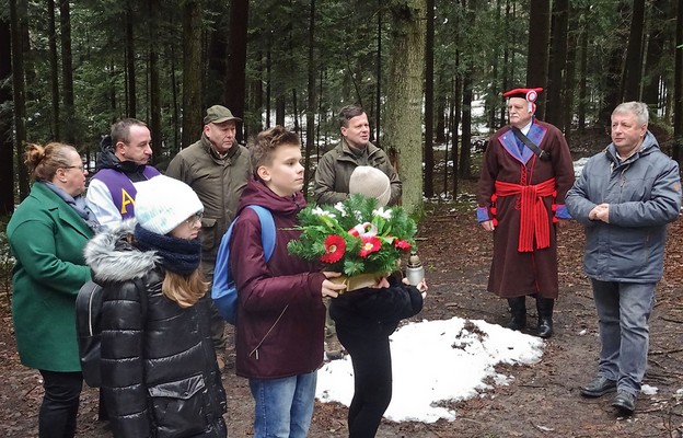 Uczniowie wraz z nauczycielami i leśnikami odwiedzili miejsca pamięci związane z powstańczym zrywem