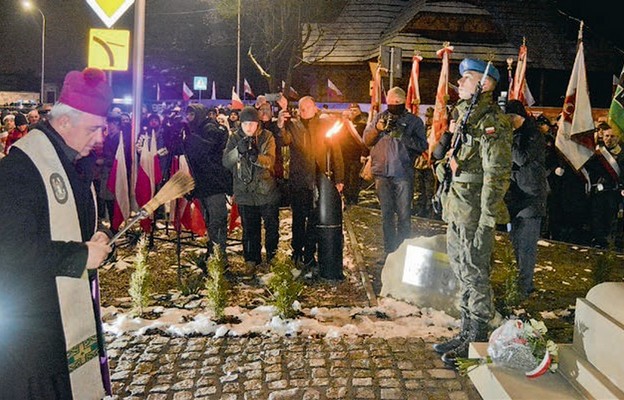 Biskup Jan Piotrowski święci obelisk na Białogonie