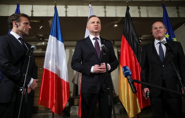 Prezydent RP Andrzej Duda, prezydent Francji Emmanuel Macron i kanclerz Niemiec Olaf Scholz podczas spotkania w trakcie 59. Monachijskiej Konferencji Bezpieczeństwa