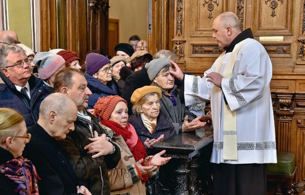 Uczestnicy Eucharystii przyjęli sakrament namaszczenia chorych
