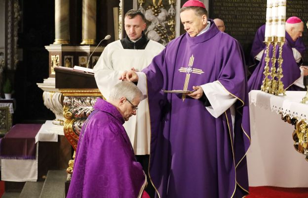 Bp Marek Mendyk przyjmuje znak posypania popiołem 