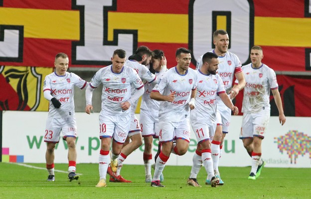 Piłkarze Rakowa Częstochowa ciesza się z gola podczas meczu piłkarskiej Ekstraklasy z Jagiellonią Białystok.
