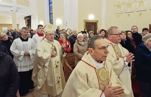 Uczestnicy uroczystości wprowadzenia relikwii