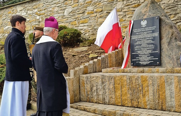 Chwała i pamięć bohaterom AK