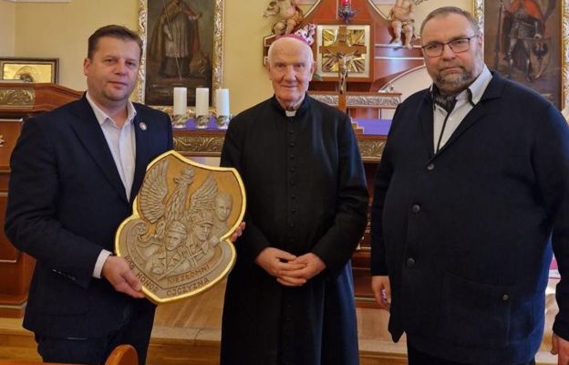 Świdnica. Symboliczny i ważny dar dla biskupa seniora