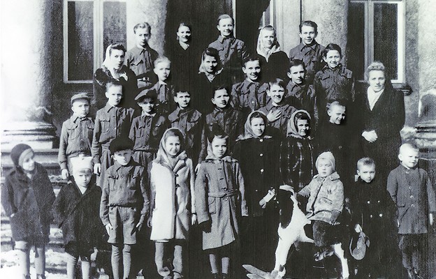 Dzieci Potulic przed willą dyrektora kopalni „Saturn”