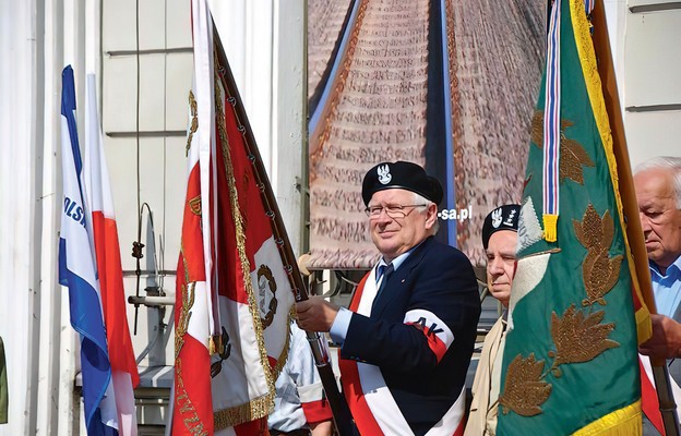 Jan Musiał ze sztandarem Światowego Związku Żołnierzy Armii Krajowej