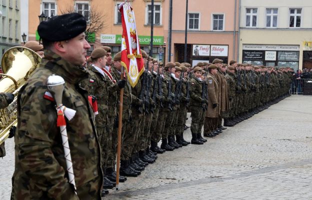 Na dzierżoniowskim rynku przysięgę złożyła grupa 120 żołnierzy ochotników