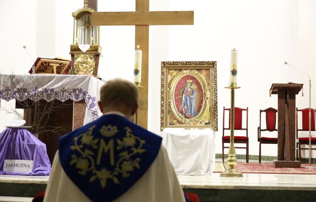 Adorację poprowadził ks. Paweł Nowotyński