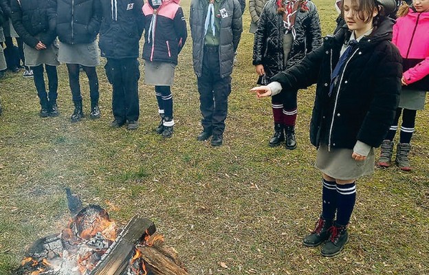 Moment składania przyrzeczenia harcerskiego