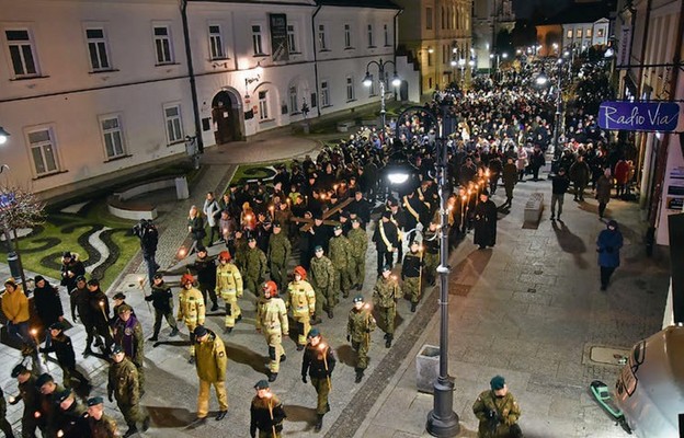 Uczestnicy Drogi Krzyżowej wypełnili ul. 3 Maja