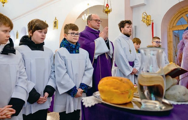 Ksiądz proboszcz Szczepan Wylaź z ministrantami