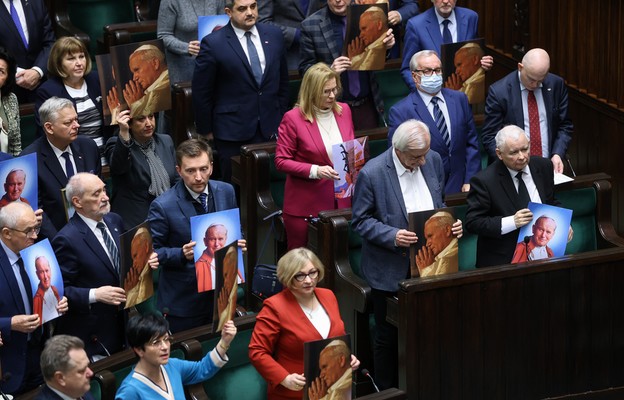 Sejm RP 9 marca podczas głosowania uchwały broniącej dobrego imienia świętego papieża