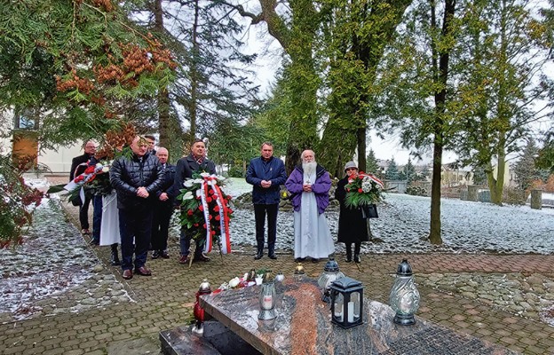 Modlitwa przy grobie ks. Stanisława Zielińskiego