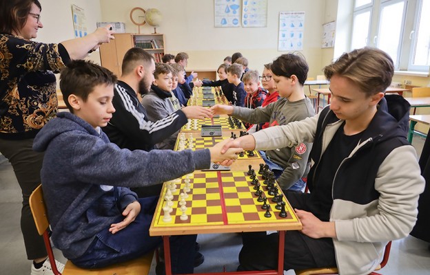 Zawody szachowe odbywały się bez podziału na kategorie wiekowe