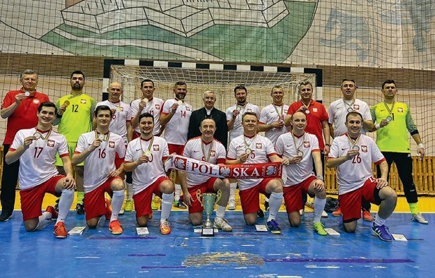 Reprezentacja polskich kapłanów, która wywalczyła mistrzowski tytuł w Rumunii