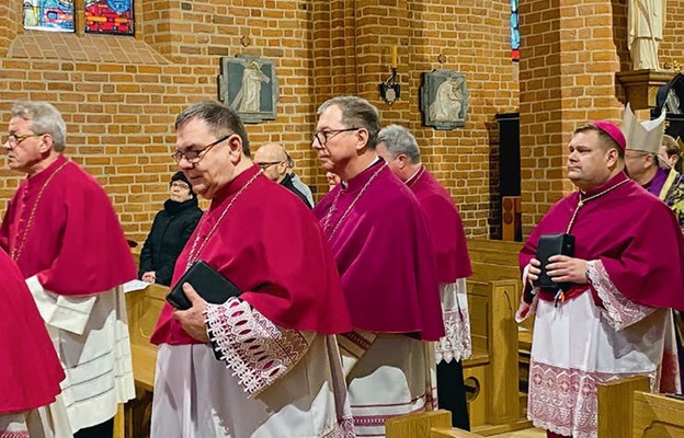 Kanonicy w strojach chórowych w procesji przed nieszporami w katedrze gorzowskiej