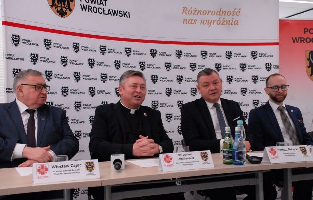 Szczegóły opieki wytchnieniowej zostały podane na wspólnej konferencji prasowej Caritas Archidiecezji Wrocławskiej i Starostwa Powiatu Wrocławskiego.