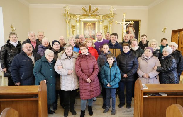 Pamiątkowa fotografia z parafianami z Bratoszowa