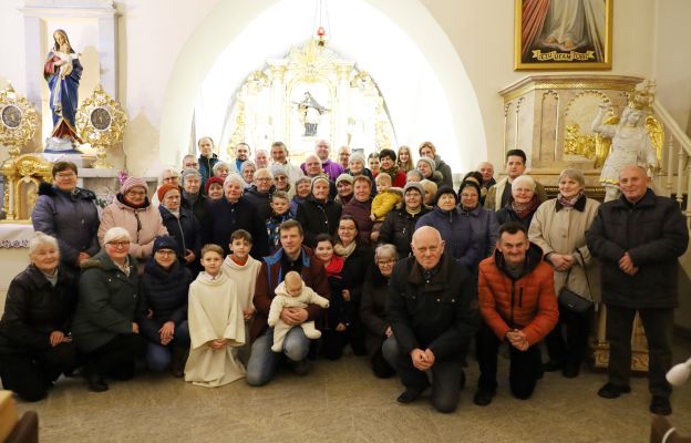 Pamiątkowa fotografia z parafianami z Piskorzowa