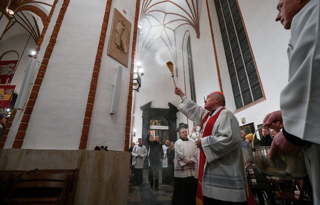 Metropolita warszawski, kardynał Kazimierz Nycz święci nowe stacje drogi krzyżowej w archikatedrze warszawskiej