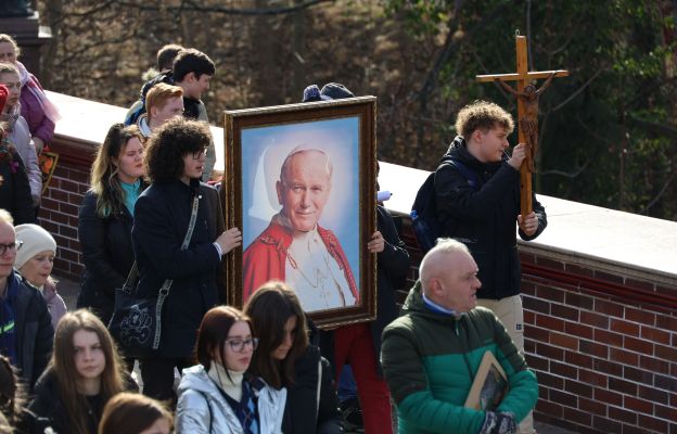 Podczas Drogi Krzyżowej maturzystom towarzyszył wizerunek św. Jana Pawła II.