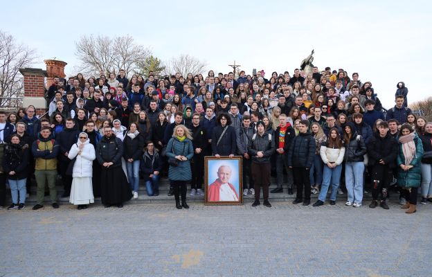 Pamiątkowe zdjęcie maturzystów tuż po zakończeniu Drogi Krzyżowej.