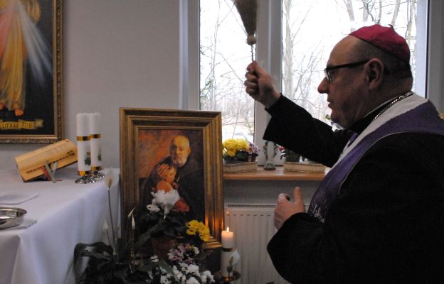 Biskup Jacek poświęcił poszczególne pomieszczenia w nowym schronisku dla kobiet. 
