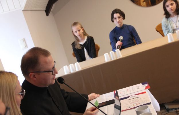 Uczestnicy finału konkursu odpowiadają na pytania dotyczące Ewangelii według św. Mateusza