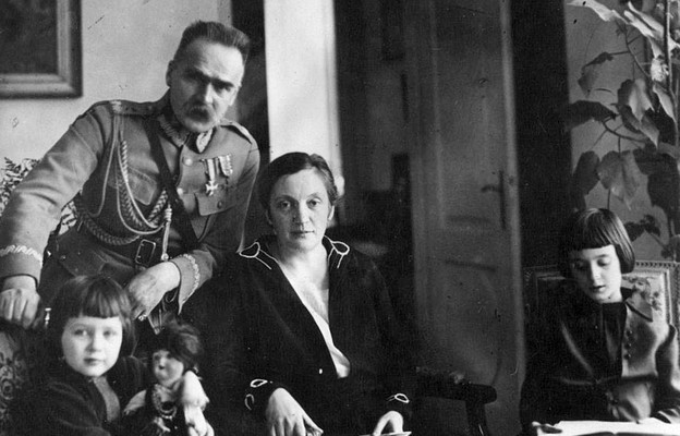Aleksandra i Józef Piłsudscy z córkami: Wandą i Jadwigą, 1928 r.
